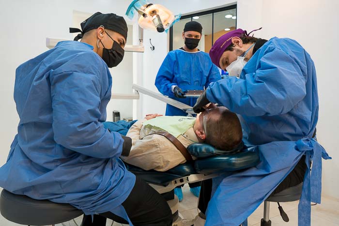 The fixed denture doctors are performing the treatment in Mexico.